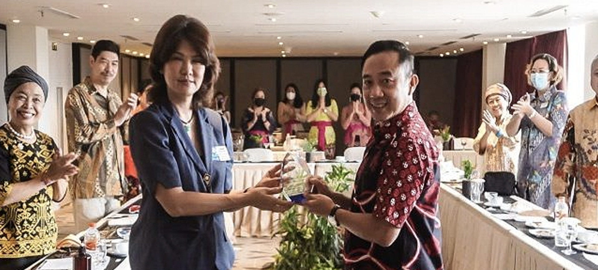 Rotary Serahkan Award kepada Alex P Chandra selaku Founder BPR Lestari