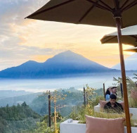Rotary Serahkan Award kepada Alex P Chandra selaku Founder BPR Lestari